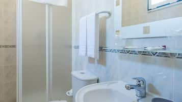 Chambre avec lits jumeaux, balcon | Salle de bain | Douche, articles de toilette gratuits, sĂšche-cheveux