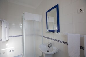 Doppelzimmer, Balkon | Badezimmer | Dusche, kostenlose Toilettenartikel, Haartrockner, Handtücher