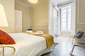 3 slaapkamers, een strijkplank/strijkijzer, internet, beddengoed