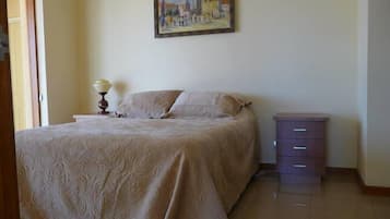 1 habitación, tabla de planchar con plancha y ropa de cama