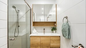Combined shower/bathtub, towels - 2-18 Mangrove Street (EVANS HEAD)