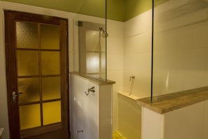 Een douche, een haardroger, handdoeken, zeep