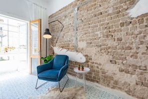 Studio économique, cuisine | Décor unique, ameublement unique, rideaux d’obscurcissement
