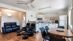 冷蔵庫、電子レンジ、オーブン、コンロ