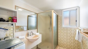 Regadera, secadora de cabello, toallas 