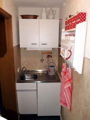 Apartment (Bella incl. 35 EUR cleaning fee) | Private kitchenette | Oven, stovetop, coffee/tea maker, electric kettle - Ferienwohnung Bella (Braunlage)