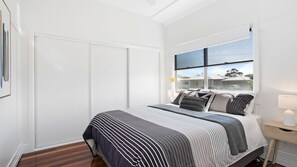 3 Schlafzimmer, Schreibtisch, Bügeleisen/Bügelbrett, WLAN