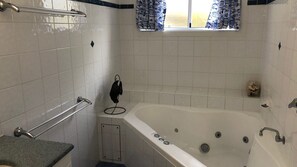 Baignoire, sĂšche-cheveux
