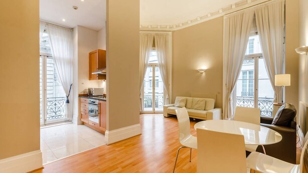 Um apartamento moderno com cozinha, sala de jantar e sala de estar.