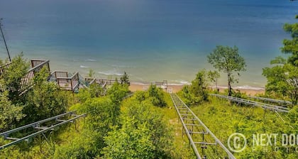 Private heated pool, Lake Michigan, tram to beach, fire pit, gas grill