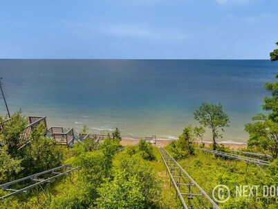 Private heated pool, Lake Michigan, tram to beach, fire pit, gas grill
