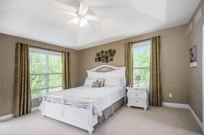 4 bedrooms, iron/ironing board, free WiFi, bed sheets - Private heated pool, Lake Michigan, tram to beach, fire pit, gas grill (South Haven)