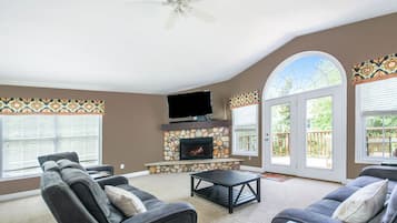 TV connectée, cheminée, table de tennis de table, chaßne hi-fi