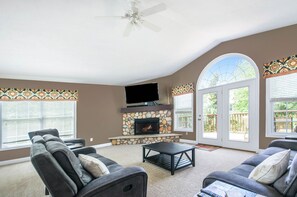 TV connectée, cheminée, table de tennis de table, chaîne hi-fi