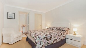 3 bedrooms, iron/ironing board, WiFi, bed sheets - 8-30 Cypress Street - Three Bedroom Townhouse with Swimming Pool (EVANS HEAD)