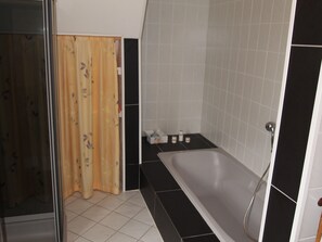 Apartment (Villa Am Golfplatz incl45EUR cleanFee) | Bathroom | Hair dryer, towels - Ferienwohnung Villa Am Golfplatz (Bad Harzburg)