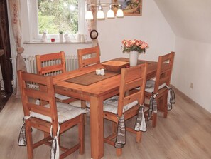 Apartment (Villa Am Golfplatz incl45EUR cleanFee) | In-room dining