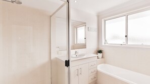 Baignoire, sèche-cheveux, serviettes fournies