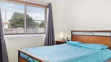 2 soveværelser, skrivebord, strygejern/strygebræt, sengetøj