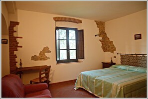 1 bedroom, desk, free WiFi, bed sheets