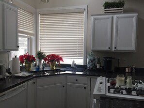 Fridge, microwave, oven, stovetop - Escape To Quechee For Ski, Golf, Swimming! Family & Pet Friendly! (Quechee)