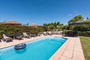 Een buitenzwembad en een verwarmd zwembad