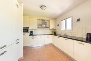 Køleskab, mikrobølgeovn, ovn, kogeplade