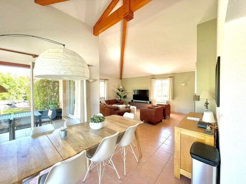 Lumière villa pour 8 personnes avec piscine privée
