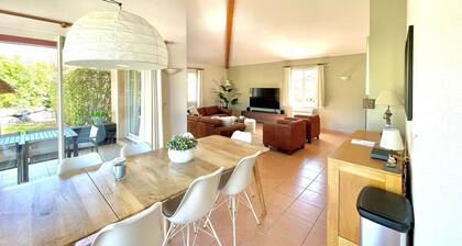 Lumière villa pour 8 personnes avec piscine privée