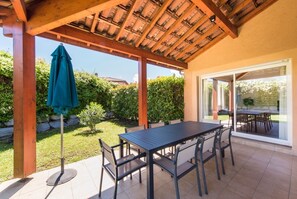 Outdoor dining - Villa du Bonheur for 8 people with private pool (Vallon-Pont-d'Arc)