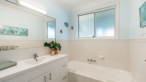 Bathtub, towels