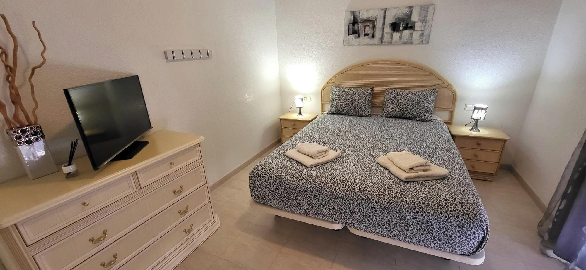 2 slaapkamers, een strijkplank/strijkijzer, gratis wifi, beddengoed