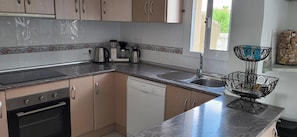 Frigorífico, microondas, horno y placa de cocina