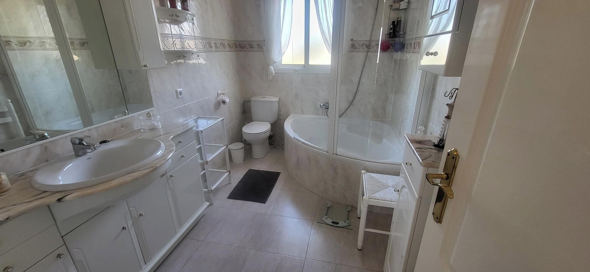 Ducha y bañera combinadas, secador de pelo y toallas
