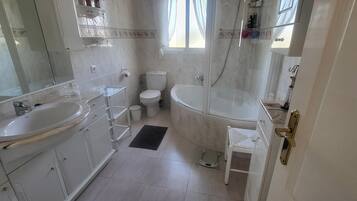 Ducha y bañera combinadas, secador de pelo y toallas