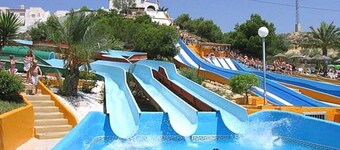 Villa avec piscine privée et une grande terrasse ensoleillée.