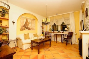 Apartment (Mattejiet incl.30EUR cleaning fee) | Living room | Flat-screen TV