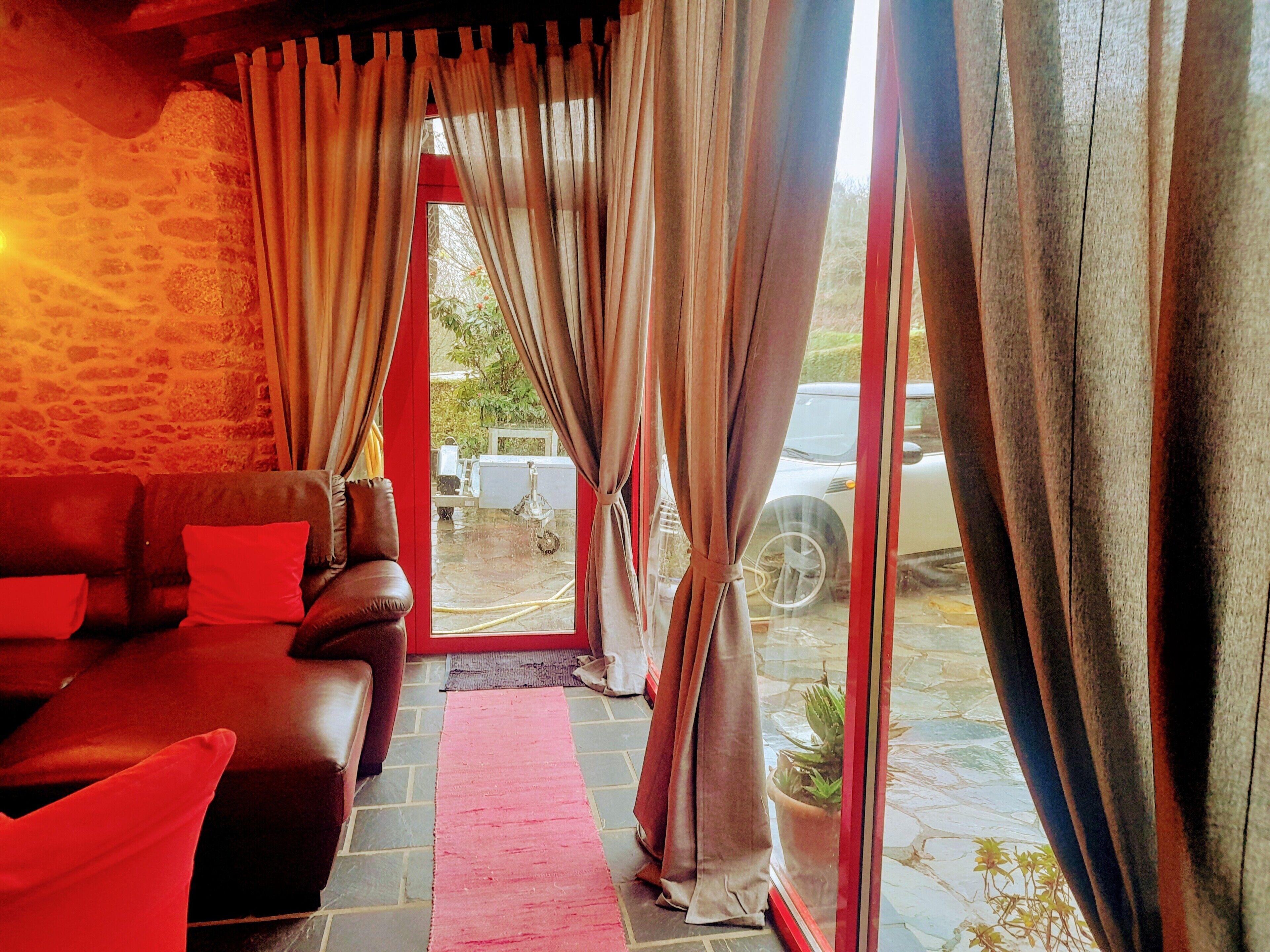 Télévision, cheminée, lecteur de DVD, livres