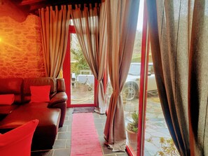 Fernseher, Kamin, DVD-Player, Bücher