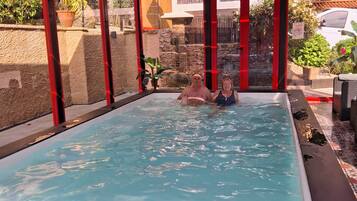 Een binnenzwembad, een verwarmd zwembad