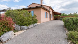 A single-story house with a sloped roof, blue shutters, and a covered porch. - Villa Acacia for 8 people close to the communal swimming pool (Vallon-Pont-d'Arc)