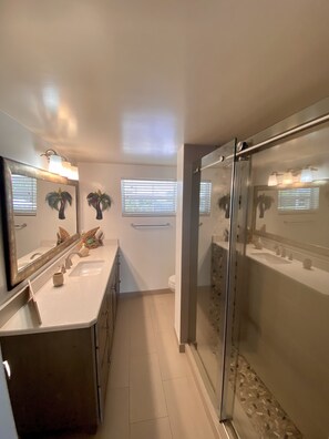 Combined shower/bathtub, jetted bath, hair dryer, towels - Water Front 3/3 Family and Boat Friendly Home, Great Views (Islamorada)