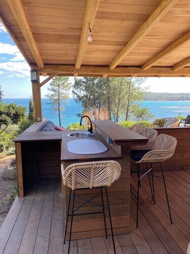 VILLA, WITH SPLENDID SEA VIEWS, FEET IN THE WATER