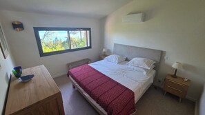 3 Schlafzimmer, Schreibtisch, Bügeleisen/Bügelbrett, Reisekinderbett