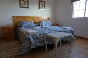 4 bedrooms, iron/ironing board, Internet, bed sheets