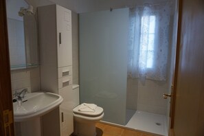 Combined shower/tub, hair dryer, towels - Villa with beautiful views to Aridane Valley and Taburiente National Park (El Paso)