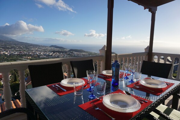 Outdoor dining - Villa with beautiful views to Aridane Valley and Taburiente National Park (El Paso)