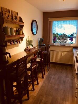 Lägenhet (Uden) | Eget kök | Kylskåp, mikrovågsugn, ugn och spishäll
