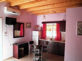 Quarto triplo, vista para o jardim | Cozinha americana privada | Geladeira, cooktop, chaleira elétrica