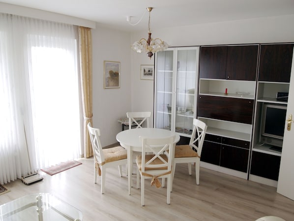 Appartement (Schimmer incl. 30 EUR cleaning fee) | Restauration dans la chambre